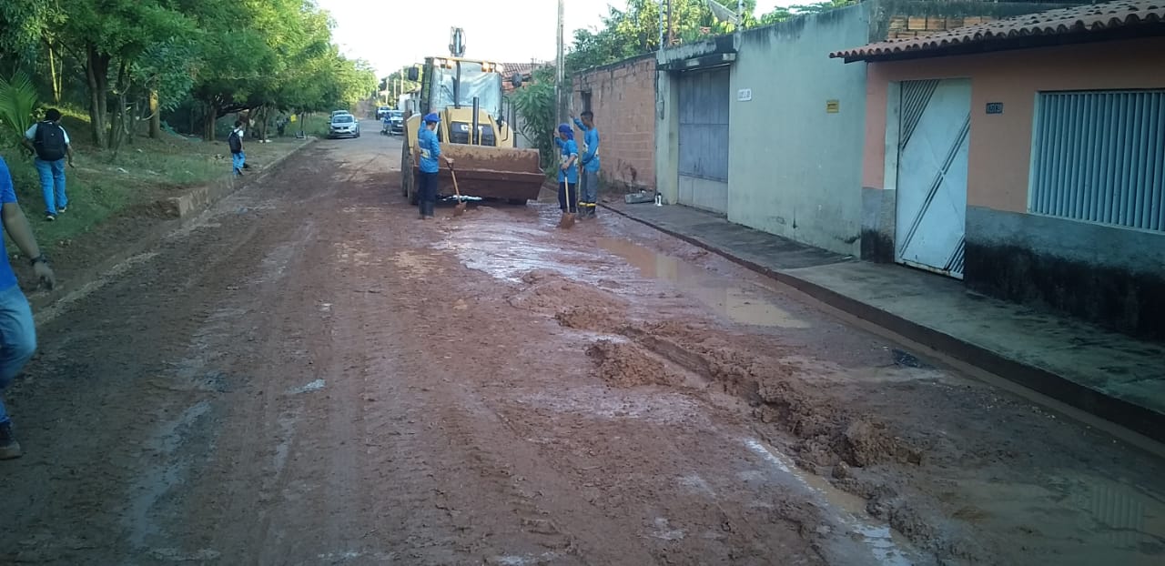 Equipes da Águas de Teresina fazem limpeza da quadra 27
