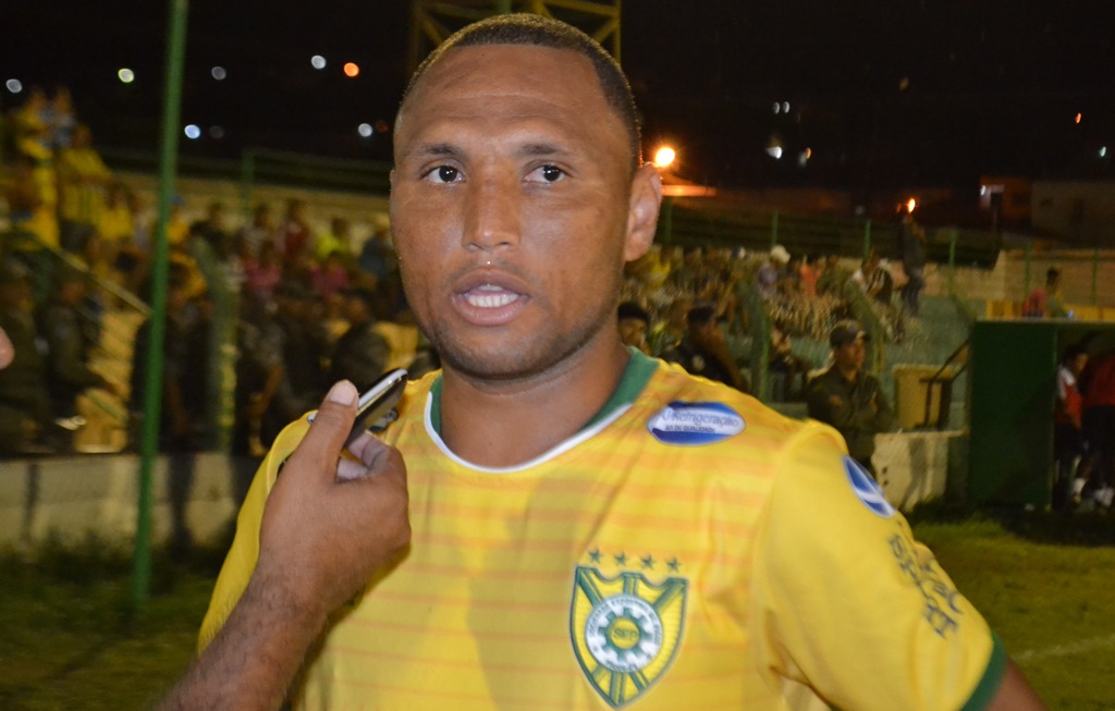 Lateral Neguinho Paraíba não ficará mais na equipe