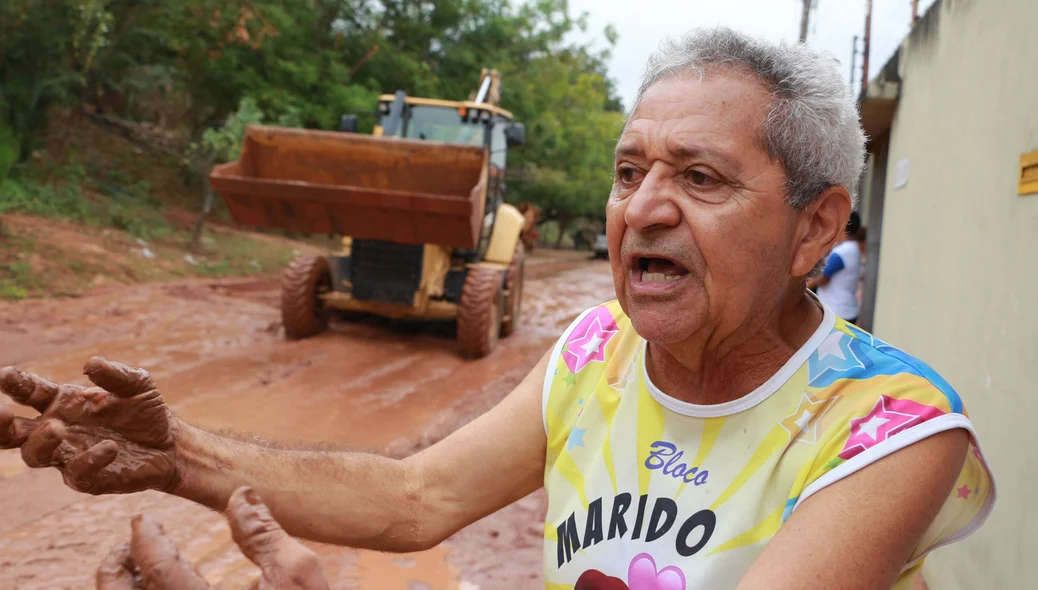 Seu Wilson também teve a sua casa invadida pela lama 