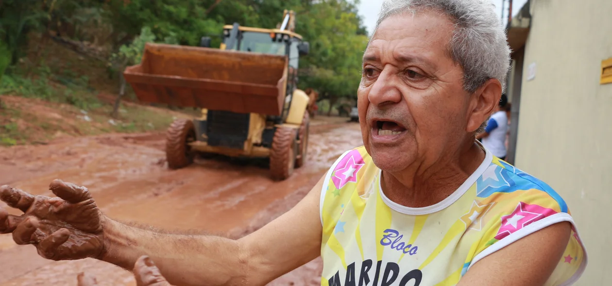 Seu Wilson também teve a sua casa invadida pela lama 