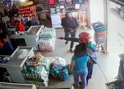 Câmeras registram assalto em supermercado na cidade de Palmeirais