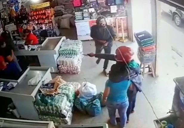 Câmeras registram assalto em supermercado na cidade de Palmeirais
