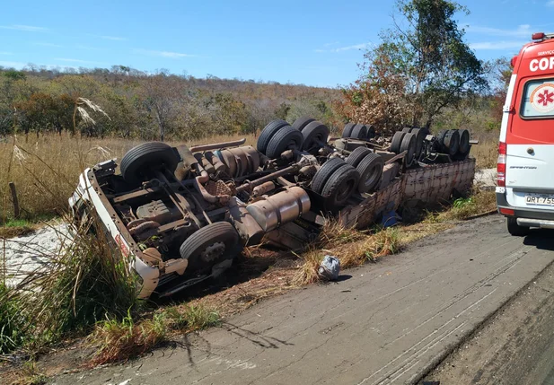 Carreta tomba na BR 135 em Corrente