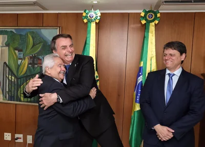 Ministro Tarcísio, Jair Bolsonaro e senador Elmano Férrer
