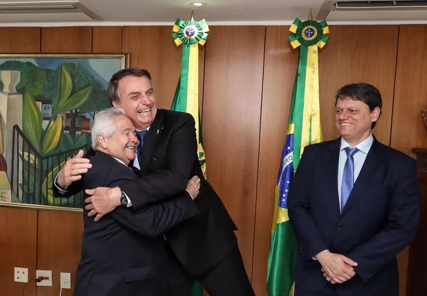 Ministro Tarcísio, Jair Bolsonaro e senador Elmano Férrer
