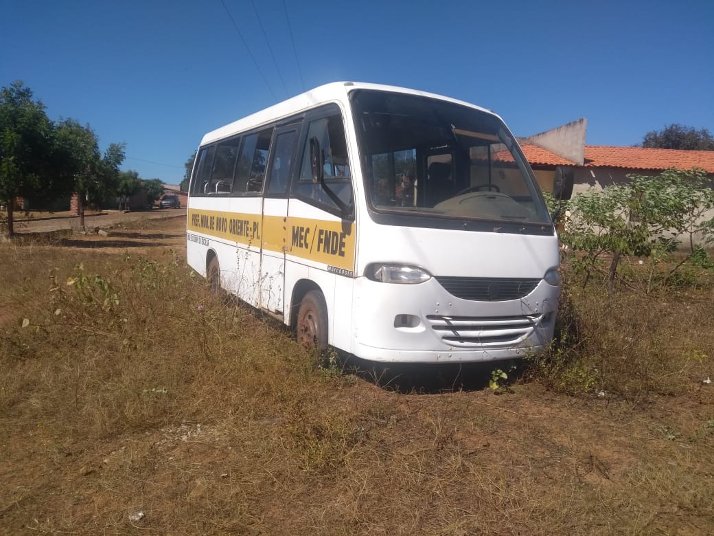 Ônibus abandonado na localidade Bento Gonçalves
