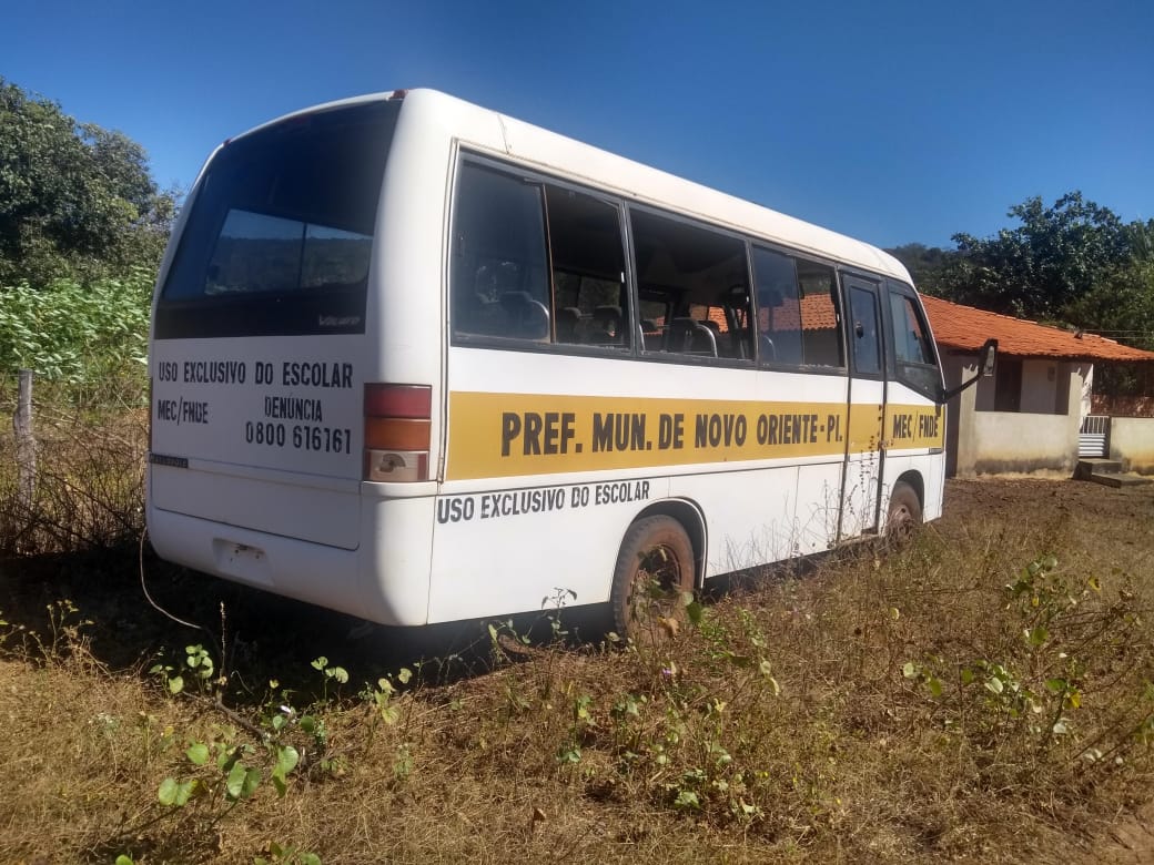 Ônibus escolar que deveria estar sendo usado para o transporte de crianças