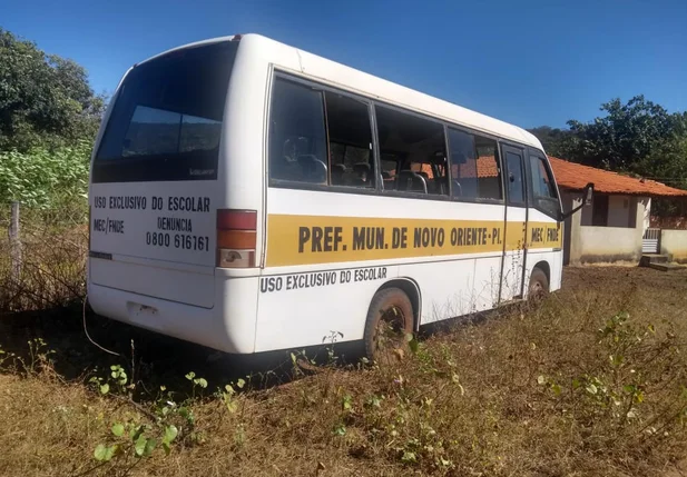 Ônibus escolar que deveria estar sendo usado para o transporte de crianças