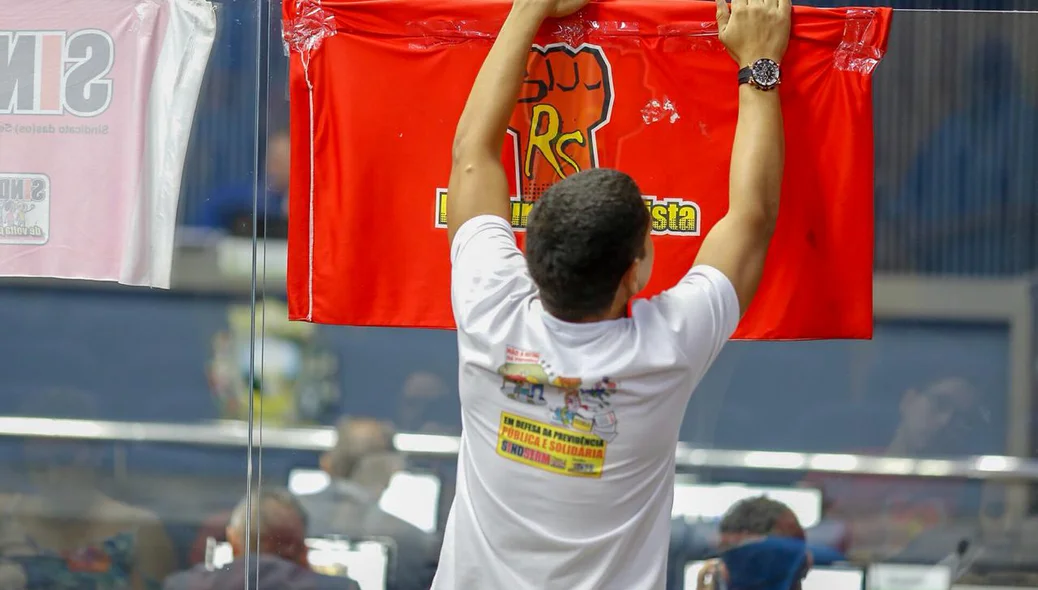 Professor protesta na Câmara Municipal de Teresina