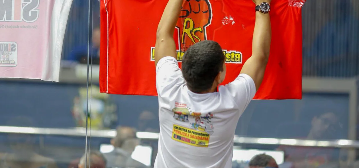 Professor protesta na Câmara Municipal de Teresina