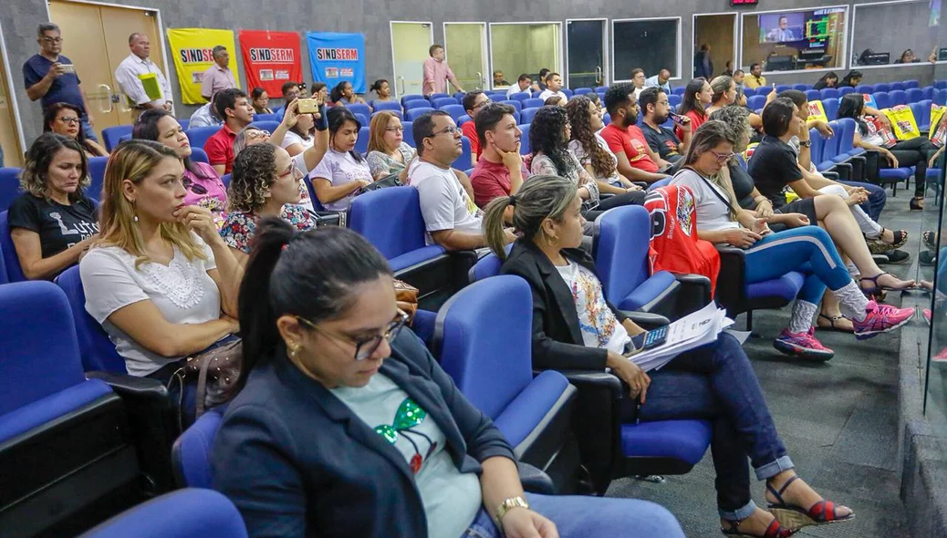 Professores municipais acompanham votação na Câmara de Vereadores