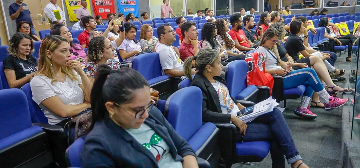 Professores municipais acompanham votação na Câmara de Vereadores