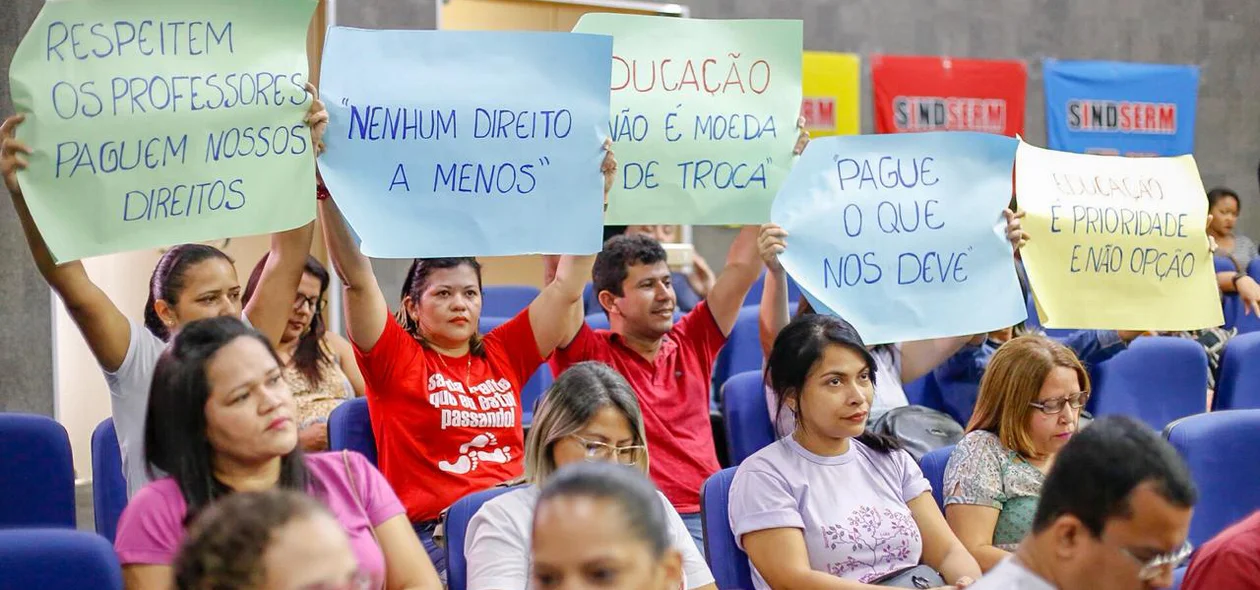 Professores municipais realizam protesto na Câmara de Vereadores de Teresina