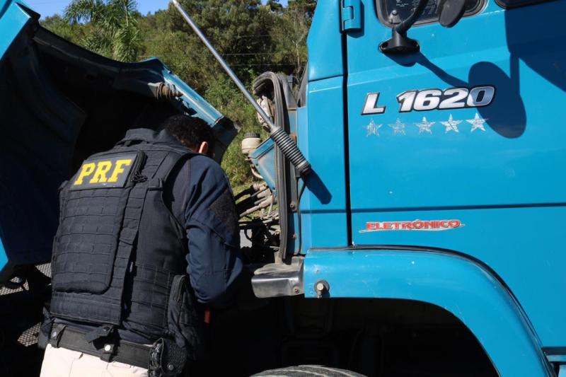 Veículo retido pela Polícia Rodoviária Federal após apresentação de documento falso