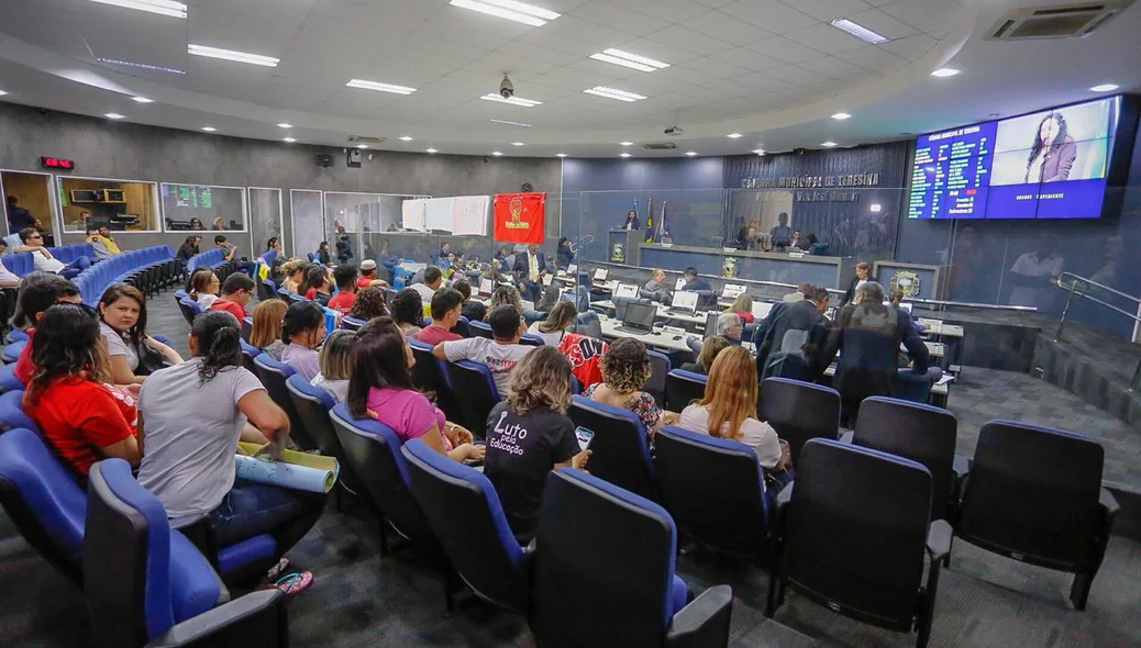 Vereadores votam proibição de professores de participar de assembleias