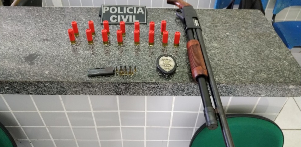 Arma e munições apreendidas