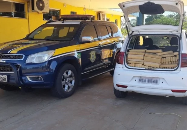 Droga encontrada no porta-malas
