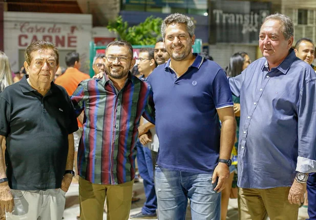 Praça Josino Ferreira é inaugurada pelo Padre Walmir em Picos
