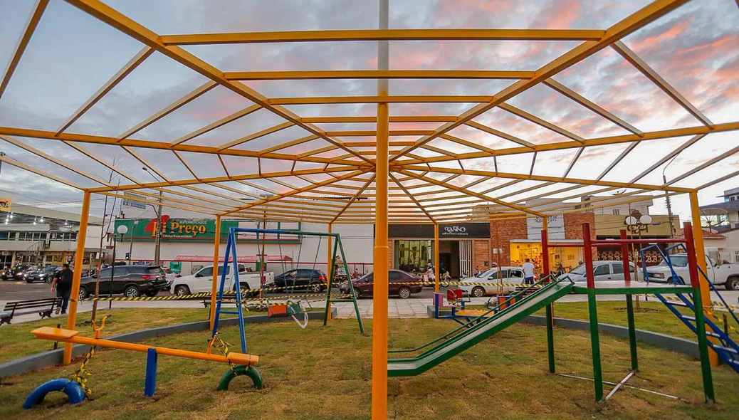 A praça conta também com playground infantil 