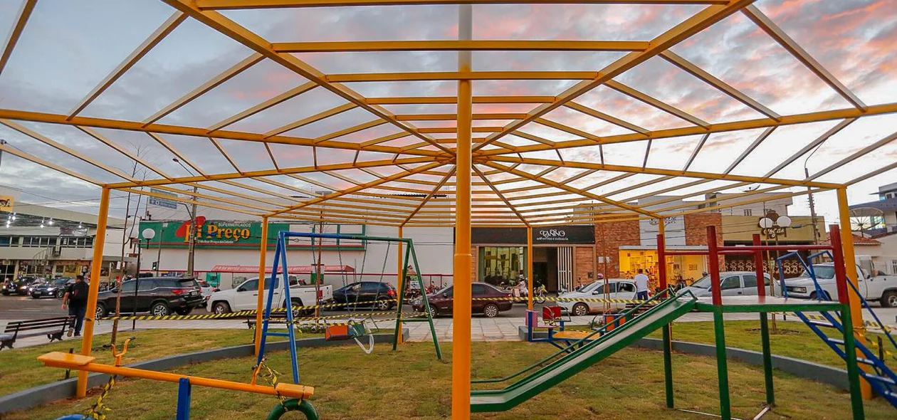 A praça conta também com playground infantil 