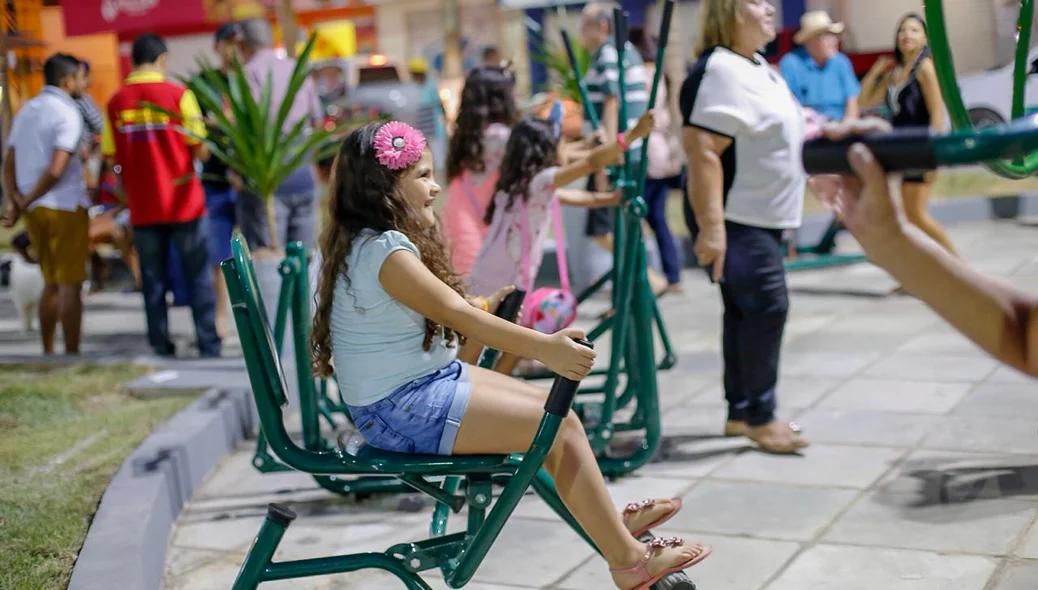 A praça conta com academia popular 