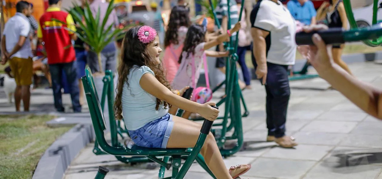 A praça conta com academia popular 