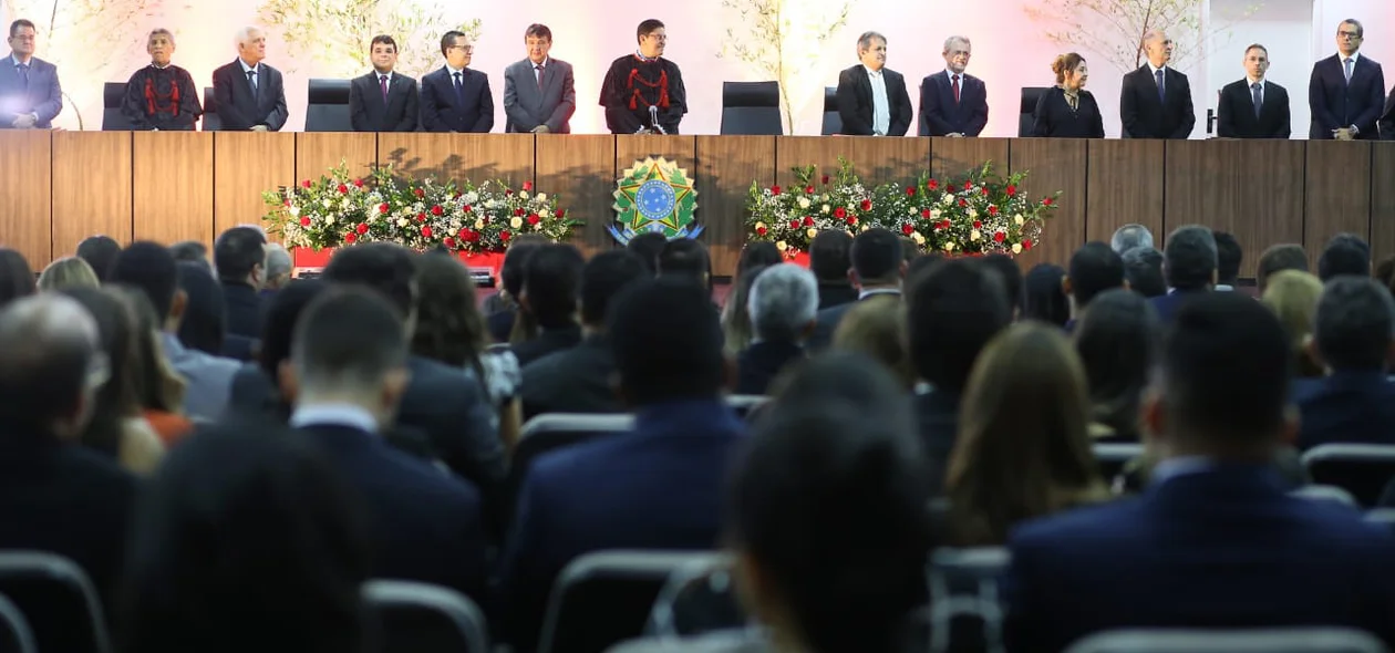 Autoridades estiveram presentes durante a posse 