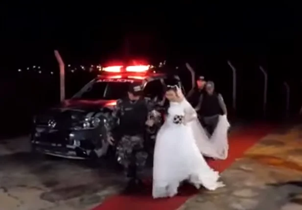 Noiva chega ao casamento em viatura da Polícia Militar