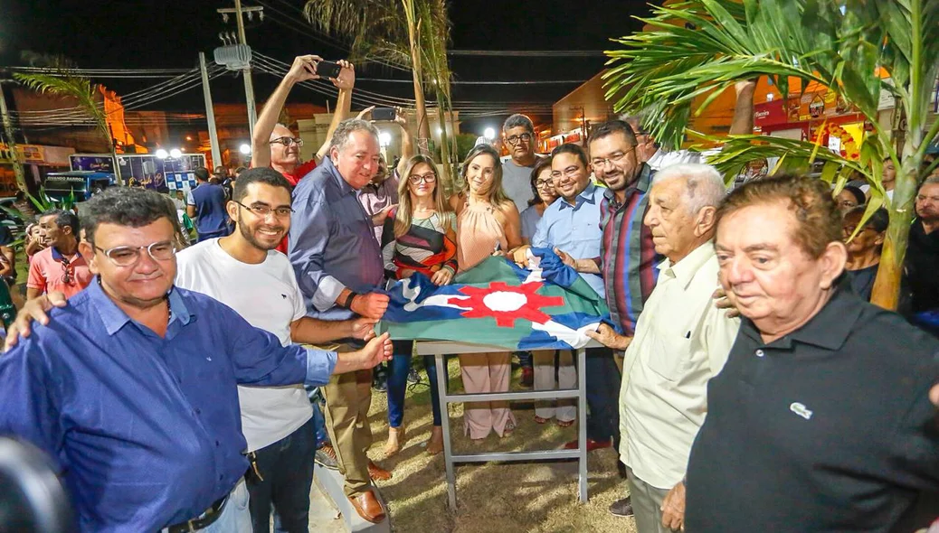 Padre Walmir entrega praça pública equipada com playground e academia popular em Picos