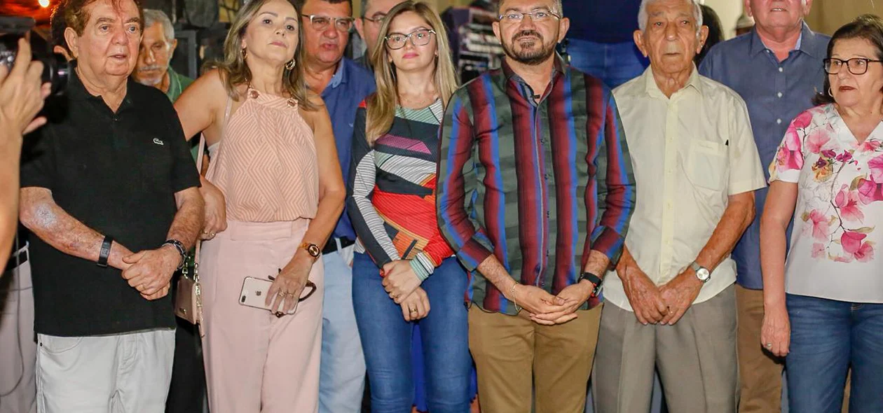 Padre Walmir realiza inauguração de Praça Josino Ferreira