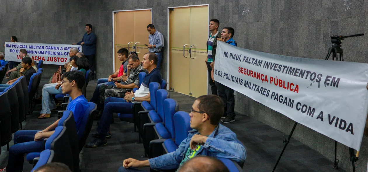 Policiais militares protestaram com cartazes
