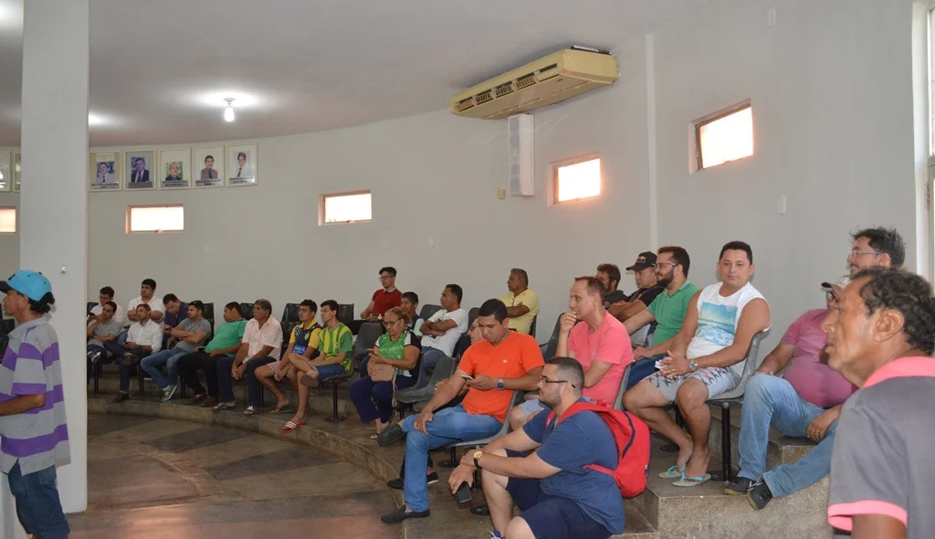 Torcedores do Picos acompanham a sessão
