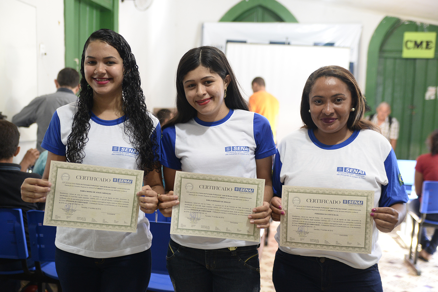 Alunas com certificados 