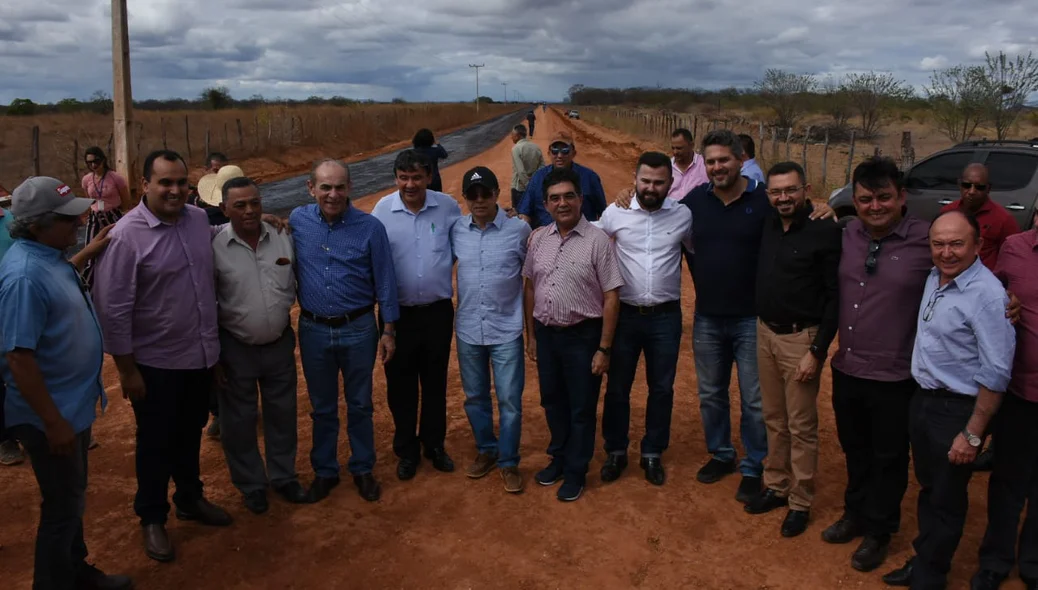 Autoridades do governo estiveram presentes na entrega das obras