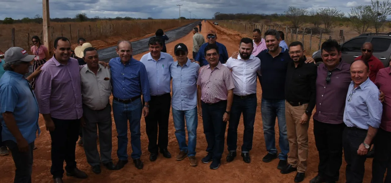 Autoridades do governo estiveram presentes na entrega das obras