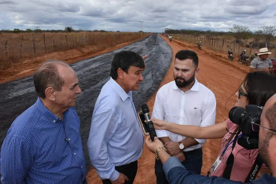 Governador W. Dias entrega obras