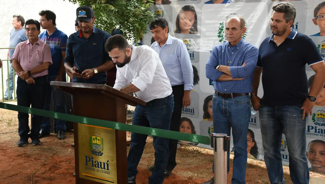 Membros do governo estiveram presentes na entrega
