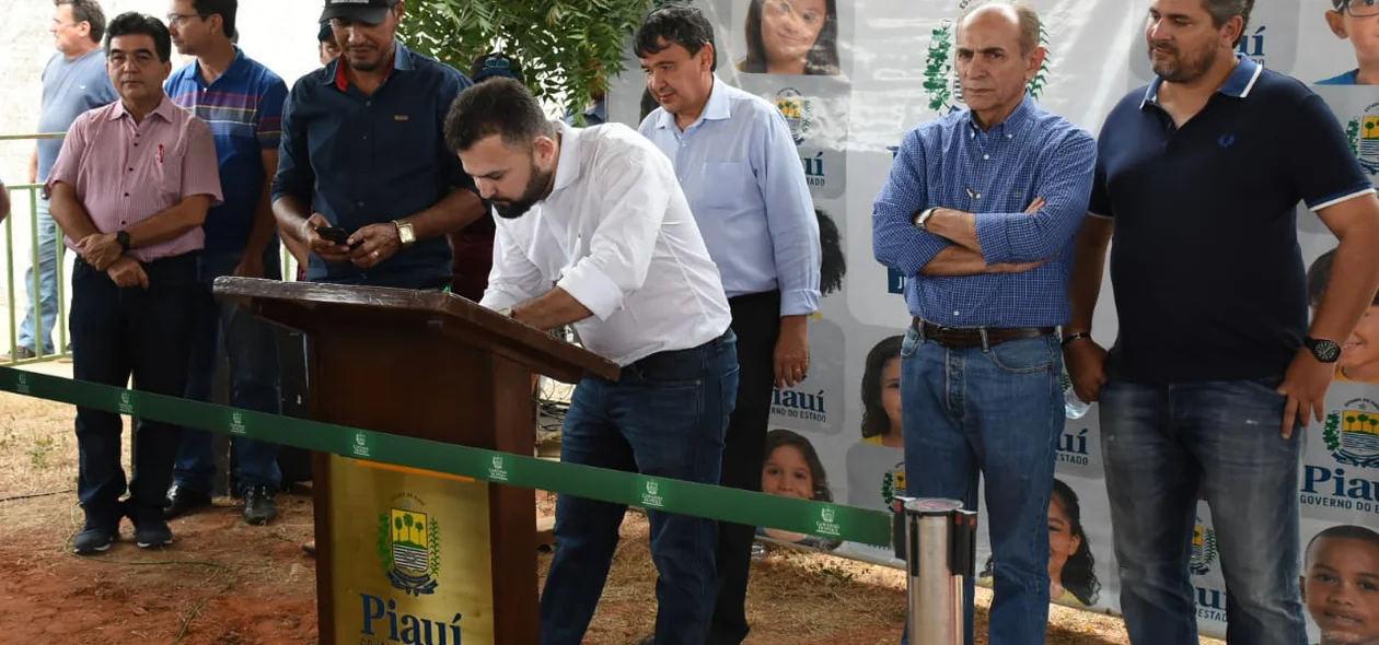 Membros do governo estiveram presentes na entrega