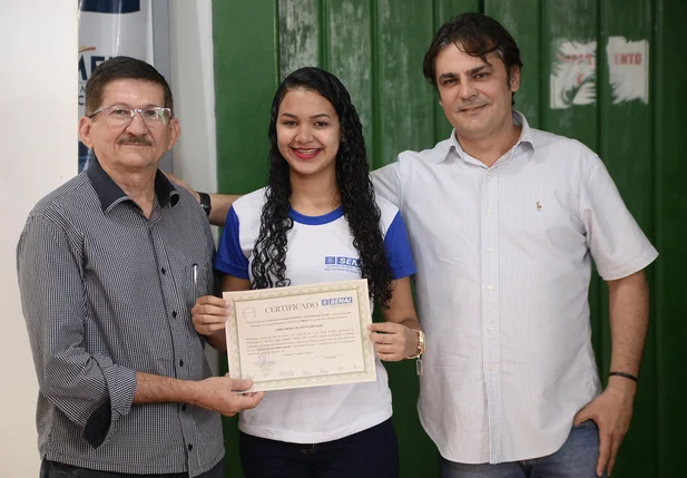 Prefeito e Raimundo José realizam entrega de certificados  