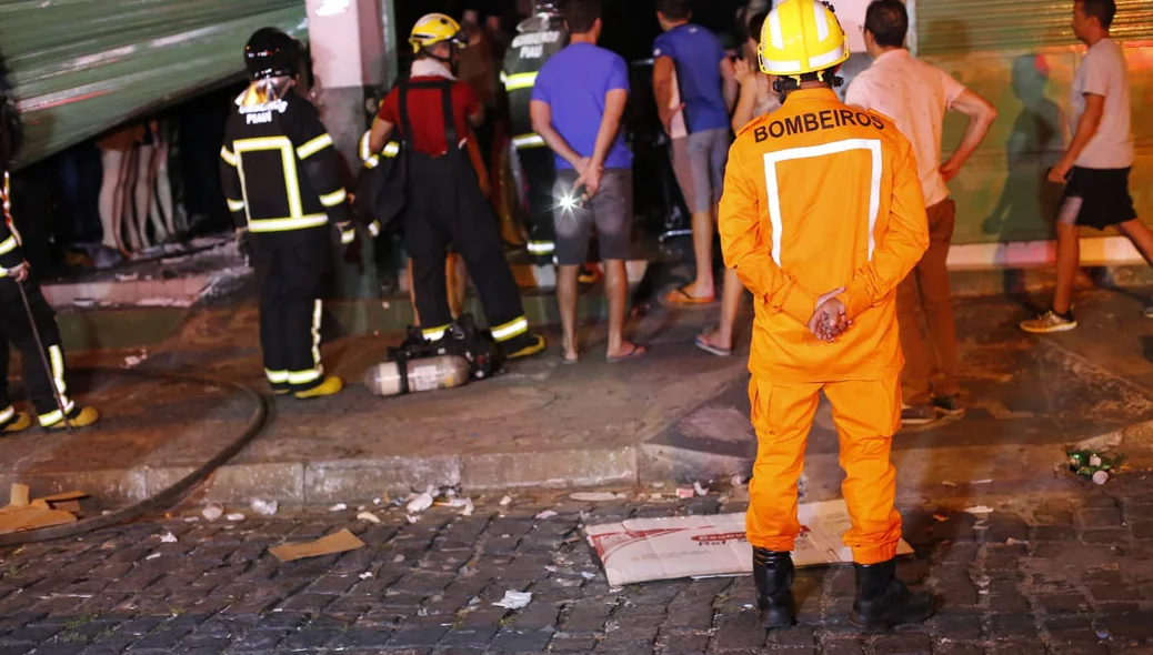 Bombeiros foram acionados e apagaram o incêndio