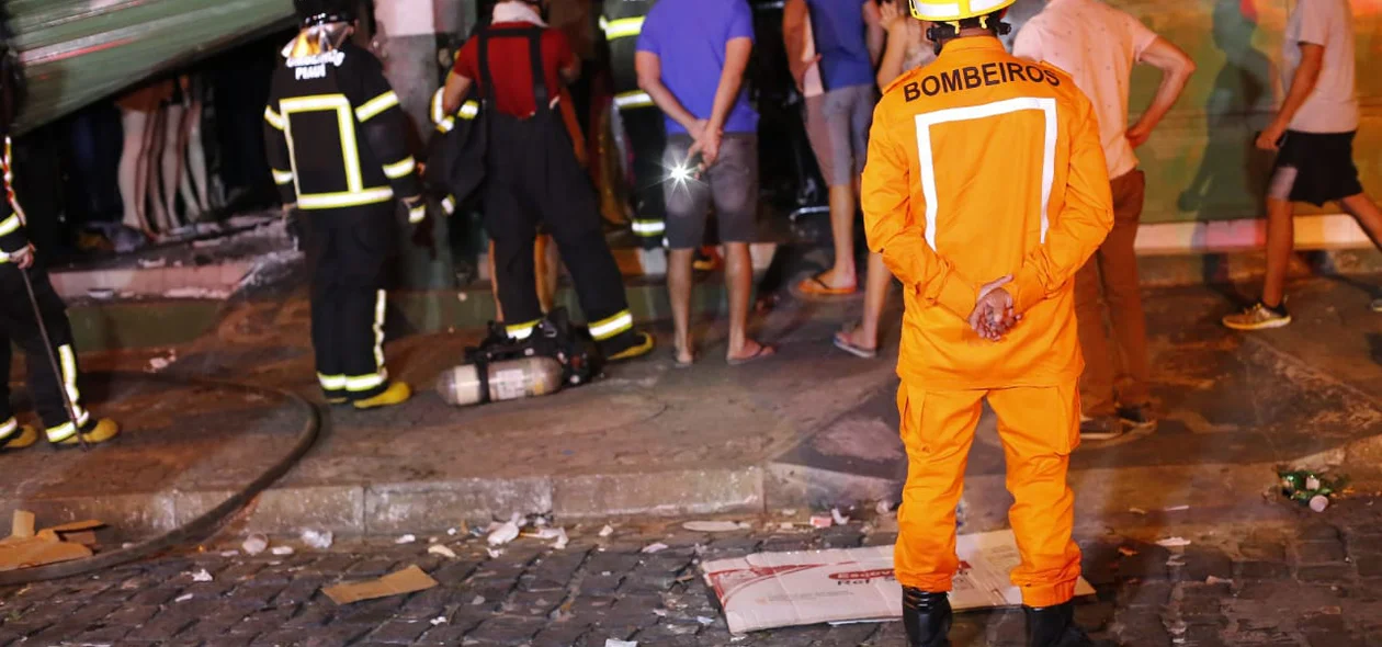 Bombeiros foram acionados e apagaram o incêndio