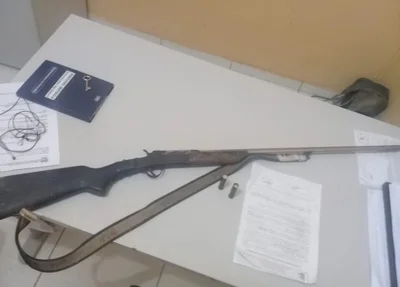 Espingarda apreendida pela Polícia Militar de Inhuma.  