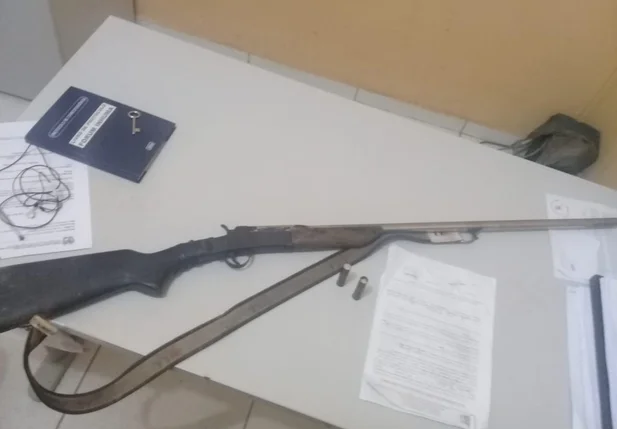Espingarda apreendida pela Polícia Militar de Inhuma.  