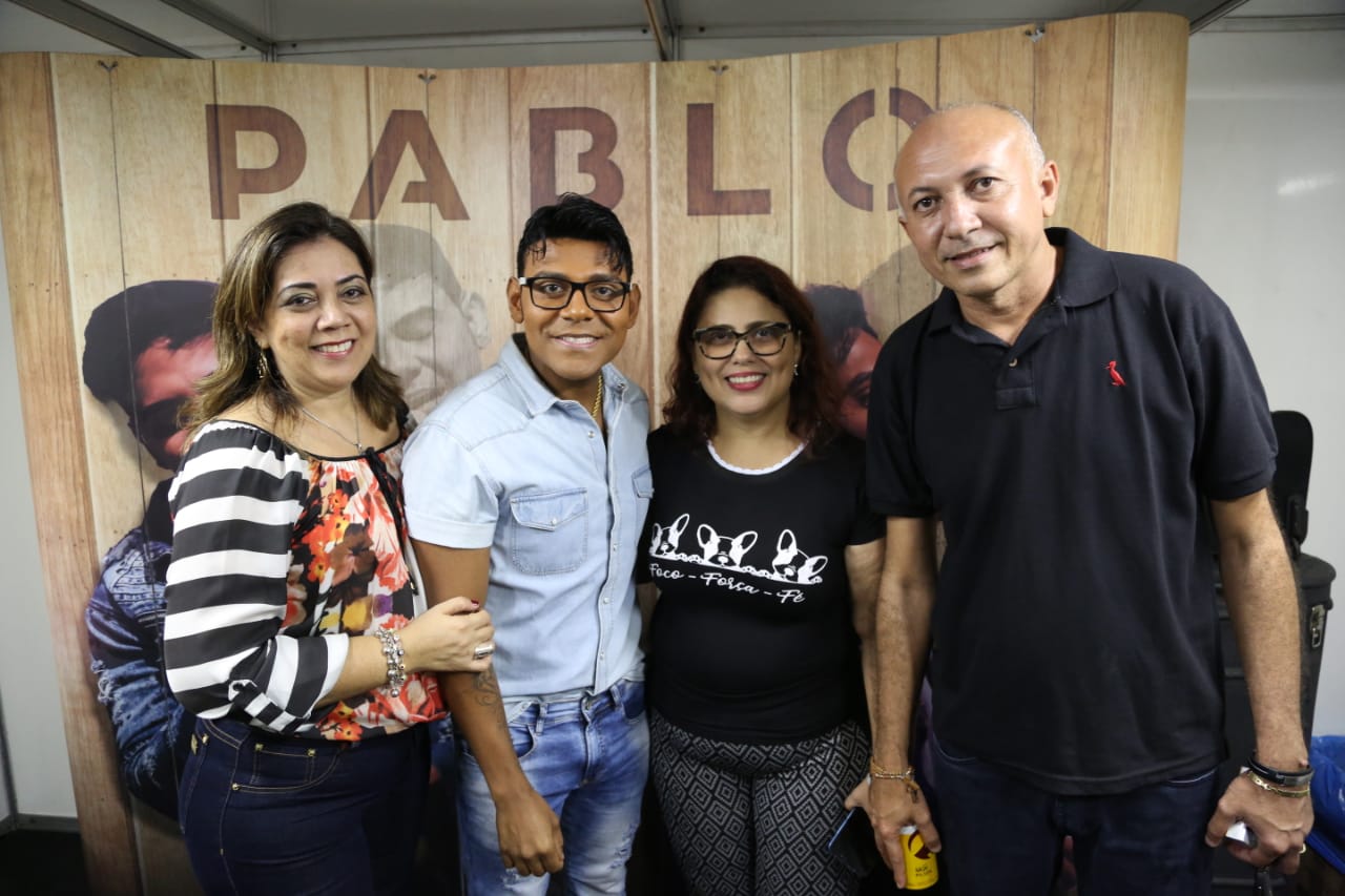 Prefeita Patrícia Leal ao lado do cantor Pablo
