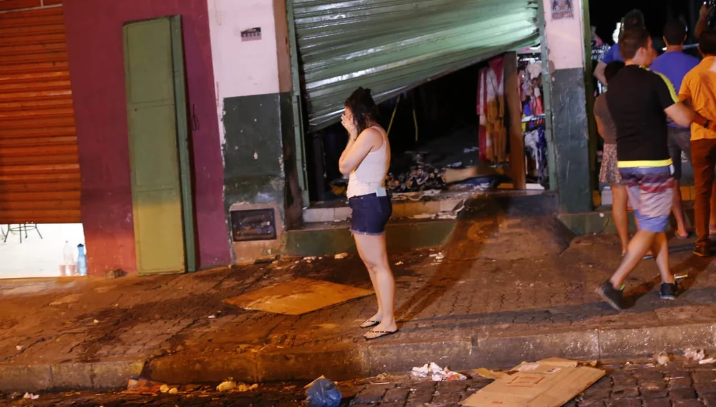 Proprietária da loja chora