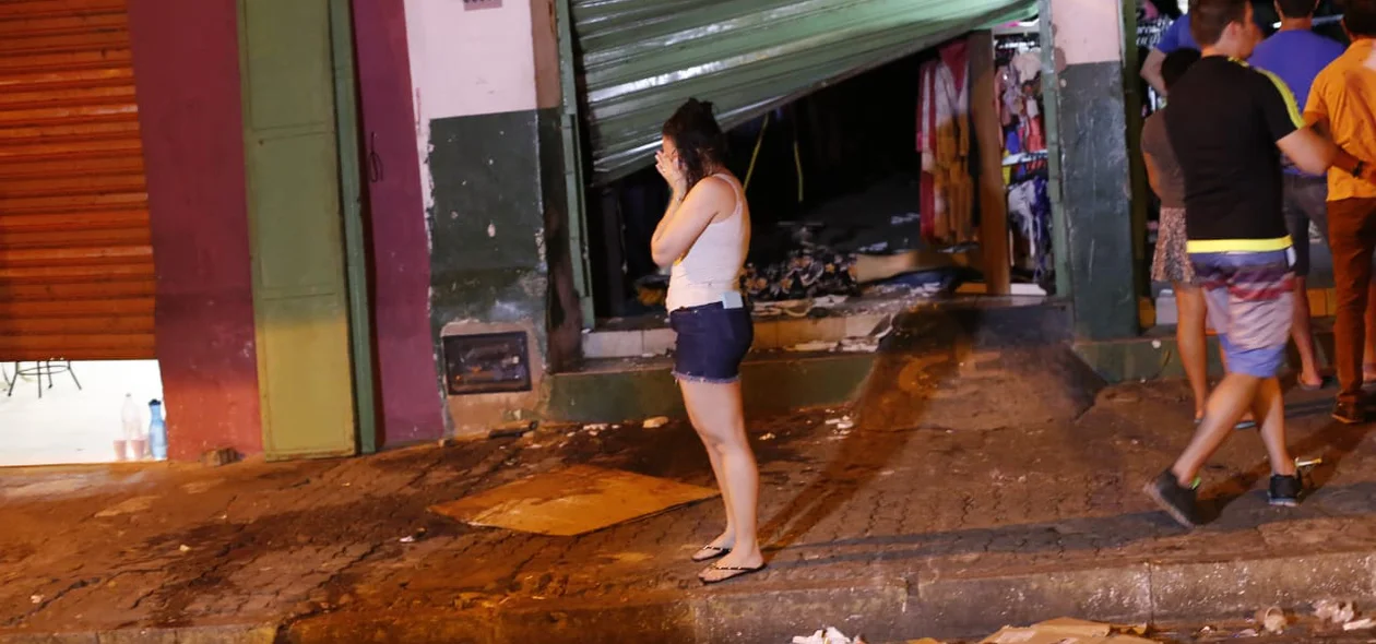 Proprietária da loja chora