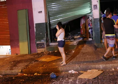 Proprietária da loja chora