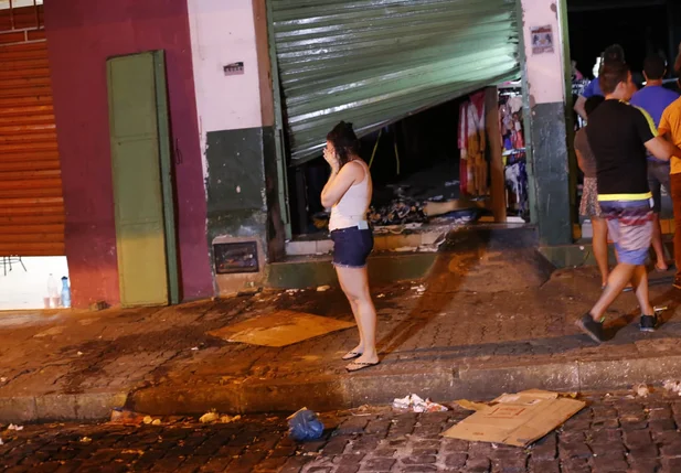 Proprietária da loja chora