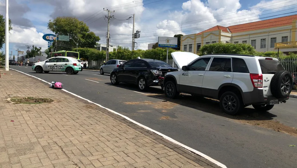 Acidente entre os três veículos deixou feridos na Avenida Frei Serafim