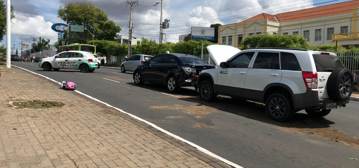 Acidente entre os três veículos deixou feridos na Avenida Frei Serafim